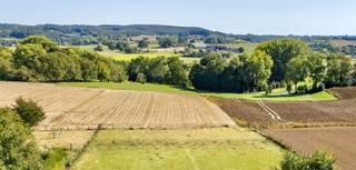 <p>Deze bouwgrond is prachtig gelegen genietend van een waanzinnig uitzicht op de prachtige Vlaamse Ardennen.</p><p>ZUIDGERICHTE tuin, geen bouwverplichting. Voor de bouw van een villa: 2 bouwlagen + dak. <br />Mogelijkheid bijkopen aanpalende extra grond - samenvoeging percelen mogelijk.</p><p>Meer info via info@immobeguin.be</p>