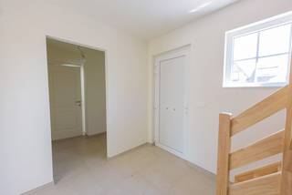 Deze prachtige halfopen nieuwbouwwoning in Ooigem is spiksplinternieuw : volledig geschilderd, voorzien van verlichting en uitgerust met...