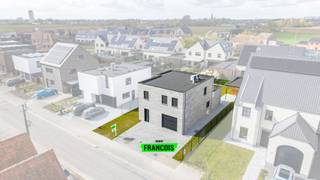 IMMO FRANCOIS MEETJESLAND PRESENTEERT KLOOSTERAPRILSTRAAT 14!<br /><br />WIJ VERWIJZEN U VOOR ALLE INFO & DOCUMENTEN GRAAG DOOR NAAR ONZE WEBSITE: IMMOFRANCOIS.BE.<br /><br />WENST U EEN GRATIS EN VRIJBLIJVENDE VERKOOPSANALYSE MET WAARDEBEPALING VAN UW EIGENDOM? DARIO KOMT GRAAG BIJ U LANGS!<br /><br />In het gezellige Assenede bevindt zich deze instapklare nieuwbouwwoning die hedendaags wooncomfort combineert met een kwalitatieve afwerking en uitstekende energieprestaties. Dankzij de centrale ligging, vlak bij de Nederlandse grens, geniet u van een vlotte verbinding via de R4 richting Gent en de E34 naar Antwerpen en de kust. Bovendien bevinden winkels, scholen, horeca, openbaar vervoer en andere dagelijkse voorzieningen zich op korte afstand.<br /><br />Via de ruime inkomhal met gastentoilet betreedt u de woning. Vanuit de hal heeft u rechtstreeks toegang tot de inpandige garage, die bovendien uitgerust is met een praktische inloopdouche. De lichtrijke leefruimte vormt het hart van de woning en biedt een aangenaam uitzicht op de aangelegde tuin. Aansluitend bevinden zich een ruime bureauruimte, ideaal als thuisbureau of hobbyruimte, en een volledig ingerichte keuken die voorzien is van alle hedendaagse comfort.<br /><br />Op de eerste verdieping vindt u drie volwaardige slaapkamers, een afzonderlijk toilet en een stijlvolle badkamer met een dubbele lavabo, ligbad en ruime inloopdouche. De doordachte indeling maakt deze woning bijzonder geschikt voor gezinnen, thuiswerkers of wie gewoon op zoek is naar extra ruimte.<br /><br />Ook buiten werd aan comfort gedacht. De verzorgde tuin met gezellig terras vormt de ideale plek om in alle rust te genieten, terwijl de kwalitatief afgewerkte tuinberging en de ruime parkeermogelijkheden op eigen terrein het gebruiksgemak compleet maken.<br /><br />Deze energiezuinige nieuwbouwwoning onderscheidt zich bovendien door haar duurzame technieken. Vloerverwarming op het gelijkvloers, een lucht-luchtwarmtepomp op de verdieping, driedubbele beglazing en 4 kW aan zonnepanelen zorgen voor een aangenaam wooncomfort, een lage energiefactuur en een duurzame investering voor de toekomst.<br /><br />Bent u op zoek naar een instapklare nieuwbouwwoning in Assenede die hedendaags wooncomfort combineert met een energiezuinige afwerking en een uitstekende ligging? Aarzel niet om contact op te nemen met Dario Van Kerckvoorde van Immo Francois Meetjesland voor meer informatie of een bezoek ter plaatse.<br /><br />GRAAG ALS EERSTE OP DE HOOGTE VAN ONS AANBOD? 1) BEZORG ONS UW ZOEKVOORKEUREN EN WE HOUDEN CONTACT, 2) VOLG @IMMOFRANCOISMEETJESLAND VIA INSTAGRAM<br /><br />
