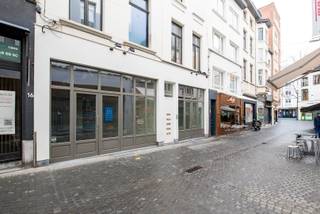 Deze ruime winkel met brede etalage is gelegen in de populaire winkelwandelstraatjes van de 'Wilde Zee', de Groendalstraat - die uitkomt op de Huidevettersstraat. <br />Het gelijkvloers is +/-160m² en heeft nog een ruime kelder.<br />Vlakbij "AO76", "Allez-Y", "Jimmyz Burgerz", "Neuhaus", "Joe &amp; The Juice", e.a.