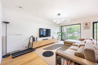 <p>Ruim &amp; modern gelijkvloers appartement in Steendorp<br />Dit recent gebouwd appartement (2021) bevindt zich in de Gelaagstraat te Steendorp, een rustige woonwijk met vlotte verbindingen naar nabijgelegen steden en openbaar vervoer op wandelafstand. De combinatie van rust en bereikbaarheid maakt het ideaal voor zowel eigen bewoning als investering.<br /><br />Het appartement is gelegen op de gelijkvloers verdieping van het energiezuinige gebouw (EPC A, ventilatiesysteem D) en biedt 109m² woonoppervlakte. Bij binnenkomst word je verwelkomd in een ruime inkomhal met gastentoilet. De lichtrijke leefruimte met open, volledig uitgeruste keuken geniet van grote raampartijen die toegang geven tot het terras van 13m² - perfect om te genieten van de buitenlucht.<br /><br />Verder beschikt het appartement over twee ruime slaapkamers, een moderne badkamer met inloopdouche en dubbel lavabomeubel, en een praktische berging met aansluiting voor een wasmachine.<br /><br />Wat maakt dit appartement uniek?<br />- EPC A - energiezuinig wonen<br />- Ruim terras van 13m²<br />- 2 volwaardige slaapkamers<br />- Ondergrondse parkeerplaats<br />- Rustige, maar centrale ligging met goede bereikbaarheid<br /><br />Beide parkeerplaatsen extra aan te kopen voor €43.000.<br /><br />Het appartement is vrij bij akte.<br />Interesse? Neem contact met ons op voor een bezichtiging!</p>