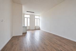 je op zoek naar een appartement aan de Grote Markt met aantrekkelijk rendement? Zoek niet verder en lees gerust verder!

<p>Dit instapklare duplexappartement aan de Nieuwstraat 6 biedt niet alleen een topligging in het centrum van Sint-Niklaas, maar is ook een aantrekkelijke investering met een potentieel brutorendement van 4,62%. Met zijn strategische ligging dicht bij de Grote Markt, winkels, horeca, en gemakkelijke toegang tot openbaar vervoer en invalswegen, biedt het appartement uitstekende verhuurmogelijkheden. Deze combinatie van comfort, bereikbaarheid en investeringsrendement maakt het een ideale keuze voor wie zowel woonkwaliteit als rendement belangrijk vindt.</p>

<p>Indeling:</p>

<p>- GLV: inkom met trappenhal.</p>

<p>- 1steV: op de eerste verdieping vinden we eerst de nachthal met toegang naar de open leefruimte. De leefruimte (20m²) bestaat uit woonkamer en eetkamer. Verder is er nog de uitgeruste keuken van 14m².</p>

<p>- 2deV: op de tweede verdieping is er eveneens een nachthal, 2 slaapkamers (10m² - 9m²) en de badkamer (8m²) met inloopdouche, toilet en dubbele wastafel verwerkt in een badkamermeubel.</p>

<p>- 3deV: deze laatste verdieping is een open zolder met mogelijkheid tot 1 of 2 slaapkamers.</p>

<p><strong>Bij deze verkoop is de renovatieverplichting <u>NIET</u> van toepassing.</strong></p>

<p>Bij dit appartement is een aankoop aan het tarief van 2% met extra korting van €1.867 op de registratierechten mogelijk!</p>

<p>Mogelijkheid tot het aankopen van het ondergelegen handelspand! <span>Neem zeker contact bij verdere interesse en/of een bezoek te plannen.</span></p>