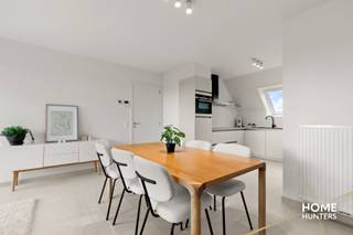 Dit nieuwbouwappartement in Residentie Noordpoort op wandelafstand (500m) van hartje Diksmuide bestaat uit een inkomhal met gastentoilet, een lichtrijke woonkamer met aansluitend een terras met zicht op de idyllische Handzamevaart, een luxueus ingerichte keuken en een nachthal die uitgeeft op 2 ruime slaapkamers en een prachtige badkamer (uitgerust met dubbel lavabomeubel en inloopdouche). Het appartement is volledig afgewerkt, inclusief schilderwerken, waardoor dit appartement meteen bewoonbaar of te verhuren is. <br /><br />Extra voordelen: <br />* 1 Jaar huurgarantie: Dankzij de huurgarantie geniet je onmiddellijk van een stabiel en gegarandeerd inkomen.