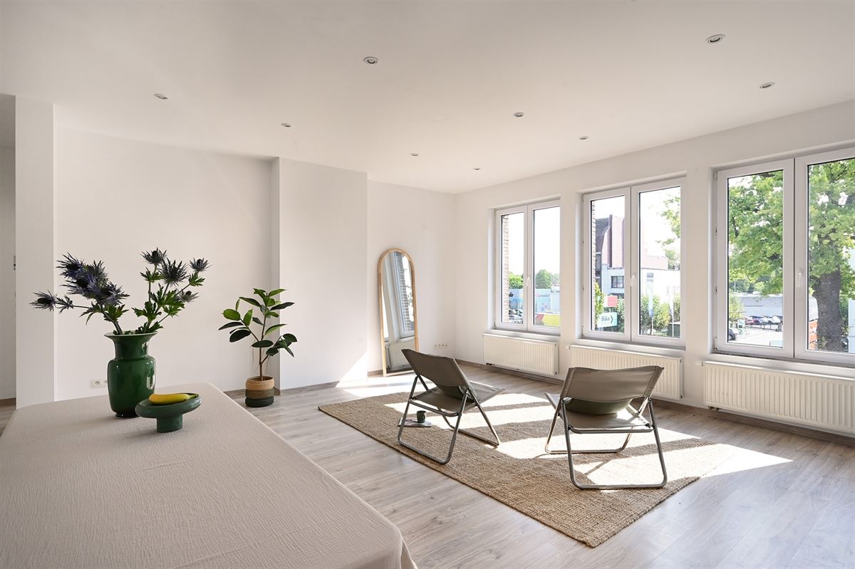 Ruim en lichtrijk appartement te Merksem - foto 4