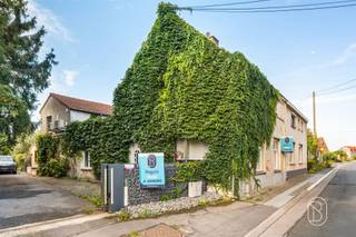Charmante woning met 2 slaapkamers, tuin en parkeerplaats in Froyennes:Dit huis met twee gevels, gelegen in Froyennes, heeft een bewoonbare oppervlakte van 109 m² en biedt functionele ruimtes en mooie inrichtingsmogelijkheden.De begane grond bestaat uit een woonkamer met zithoek, een open, volledig ingerichte keuken en een badkamer met een ligbad en een wastafel. Een wasruimte met berging maakt deze verdieping compleet en biedt extra opbergruimte.Op de eerste verdieping geeft de overloop toegang tot twee slaapkamers van 13 m² en 7 m², evenals een tweede badkamer van 8 m², die momenteel nog moet worden ingericht.Buiten beschikt het huis over een tuin en meerdere parkeerplaatsen. Er rust een erfdienstbaarheid op het perceel.Technische gegevens: PVC/houten kozijnen met dubbele beglazing, centrale verwarming op gas met condensatieketel, aansluiting op de riolering en een regenwaterreservoir. EPC: F.Een huis met mooie inrichtingsmogelijkheden, ideaal als eerste aankoop of als investeringsproject in Froyennes.