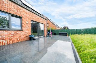 <p><span>We Invest heeft het genoegen u deze prachtige halfopen bebouwing voor te stellen, gelegen in Grimbergen, in een rustige en aangename woonwijk.</span><br /><span>Grimbergen is het ideale compromis tussen een chique, veilige en groene omgeving en de onmiddellijke nabijheid van Brussel en/of de luchthaven (±15–20 min).</span></p>
<p><span>De woning is gelegen in een doodlopende straat en geniet van alle comfort van een recente bouw (2019).</span><br /><span>Het pand is als volgt ingedeeld: inkomhal, apart toilet, woonkamer, eetkamer, volledig uitgeruste hightech keuken, toegang tot terras/tuin met zuidwestelijke oriëntatie.</span><br /><span>Meerdere parkeerplaatsen en een afgesloten garagebox vervolledigen dit niveau.</span></p>
<p><span>Op de eerste verdieping bevinden zich twee mooie slaapkamers (±17 m² en ±21 m²), een douchekamer, evenals een dressing.</span><br /><span>Op de tweede en laatste verdieping is de zolder (±34 m²) ingericht als master suite en technische ruimte.</span></p>
<p><span>De technische installaties zijn conform.</span><br /><span>EPC A met 62 kWh/m².jaar en conforme elektriciteit.</span><br /><span>Verkoop onder het stelsel van registratierechten – 2% onder voorwaarden.</span></p>