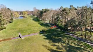 Zeer rustig gelegen villa in moderne stijl palende aan het golfdomein van Keerbergen op een perceel van 14a75ca. Zuiden vooraan. De villa omvat:...