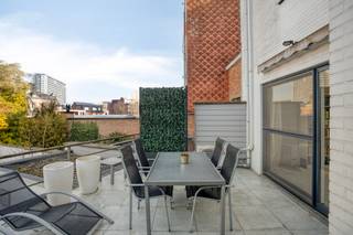 Cet appartement triplex à Louvain séduit par ses volumes, sa disposition pratique et sa situation à distance de marche du centre. Vous profitez...