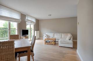 Dit instapklaar gelijkvloers appartement te koop in Kruibeke biedt de ideale combinatie van rust, ruimte en modern wooncomfort. Gelegen in een uiterst aangename en residentiële wijk in de Louis Paul Boonstraat, geniet u hier dagelijks van een rustige woonomgeving. Tegelijkertijd bevindt dit appartement zich op een goede locatie wat betreft bereikbaarheid: lokale winkels, scholen en het openbaar vervoer liggen allemaal in de directe nabijheid.De indeling van het appartement is als volgt:- Inkomhal - Woonkamer met open keuken (2016)- Handige berging met de nodige aansluitingen voor een wasmachine en droogkast- Apart toilet - Badkamer uitgerust met zowel een ligbad als een douche- Twee volwaardige slaapkamers- Gezellig terras - Private kelderberging - GarageNaast de uitstekende staat van onderhoud en de instapklare afwerking, zijn het gezellige terras, de private kelderberging en de bijhorende garage absolute troeven. Het appartement is beschikbaar vanaf 01/01/2027. Aarzel niet om dit prachtige appartement te koop in Kruibeke te ontdekken. Maak vandaag nog uw afspraak via Dewaele.comBestuursmaatregelen in het maatregelenregister: nee