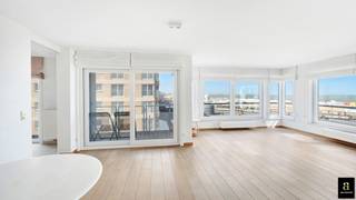 Luxueus afgewerkt, ongemeubeld hoekappartement met 2 slaapkamers op het Rubensplein met garage. zeezicht vanuit elke hoek van de woonkamer! Terras...