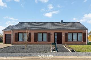 Voor meer info en foto’s, surf naar www.swevers.be –<br />In Heusden-Zolder vind je deze perfect instapklare open bebouwing van 141 m2 op een perceel van 6a65ca. De woning is volledig gelijkvloers en telt drie volwaardige slaapkamers, een vernieuwde badkamer met inloopdouche en een lichtrijke leefruimte van 32 m² met houthaard. Aansluitend ligt een praktische keuken van 12,6 m² en is er een inpandige garage met rechtstreekse toegang. Extra bergruimte vind je in de kelder (9,18 m²). Daarnaast is er ook een ruime kruipkelder (94,36 m²). Sinds 2018 onderging de woning grondige renovaties: nieuw buitenschrijnwerk (PVC, dubbel glas), isolatie van dak en spouwmuren, overgeschakeld op aardgas, vernieuwde badkamer en een volledig conforme elektrische installatie (2023). Rolluiken aan de achterzijde en een laadpaal zijn voorzien.<br />De zuidwestgerichte tuin biedt zon van 's middags tot 's avonds. De ligging is ideaal: op wandelafstand van school, opvang en openbaar vervoer. Winkels en ontspanning zijn bereikbaar binnen 1 km, de snelweg op 3 km.<br />Voor meer informatie, bel 011 255 155. Bron bewoonbare oppervlakte: EPC – verslag.