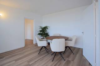 <p>Dok Noord is dé opkomende stadswijk van Gent, een nieuw stadsgedeelte aan het water, volop in ontwikkeling. Wie nu koopt, is er vroeg bij.<br /><br />Dit appartement met 2 slaapkamers werd van a tot z gerenoveerd: nieuwe elektriciteit, nieuwe leidingen, waterbestendige vinyllaminaat en nieuwe hoogrendementsramen. De volledig ingerichte keuken heeft een oven, microgolf, koelkast met diepvries, vaatwasser en inductiekookplaat met ingebouwde afzuiging. <br />Heel lichtrijke living met grote vensters en open uitzicht. <br />Volledig nieuwe badkamer met inloopdouche en een apart toilet. <br />Groot en zonnig terras.<br /><br />Op wandelafstand: het Houtdok, het Kapitein Zeppospark en de nieuwe waterpromenade. In de straat zelf een groene buurtzone met losloopweide. Op fietsafstand: op minder dan 10 minuten van het historisch centrum van Gent.<br />Strategische ligging door de nieuwe Verapaz-brug met directe verbinding naar Gent-Centrum.<br /><br />Energiezuinig: EPC 104 kWh/(m<sup>2</sup>jaar), energielabel B<br /><br />Troeven: <br />· gerenoveerd <br />· 2 slaapkamers <br />· zonnig terras <br />· volledig ingerichte keuken <br />· inloopdouche <br />· apart toilet <br />· nieuwe installaties <br />· EPC B <br />· Dok Noord<br /><br />Er zijn geplande werken namelijk het vernieuwen van de gevel en terrassen. Hierdoor zal het gebouw een nieuwe frisse uitstraling krijgen en zullen de terrassen iets breder worden. Wat de waarde uiteraard doet stijgen. Syndicus inlichtingen zijn in aanvraag. <br /><br />Dit is de kans om te investeren in een waardevol vastgoedproject in een bruisende omgeving volop in ontwikkeling!<br /><br />Energiezuinig: EPC 104 kWh/(m<sup>2</sup>jaar), energielabel B (bijna een A attest)<br />Bruto bruikbare vloeroppervlakte volgens EPC verslag 70m<sup>2</sup><br />KI 641<br />Stedenbouwkundige inlichtingen: inaanvraag 14/10/2026<br />Het perceel te Gent, afdeling 7, sectie G met perceelnummer 0710/00D004 bevindt zich niet in een risicozone voor overstromingen. <br /><br /><strong>Voor meer info of een bezoek bel Philip 0475757251</strong><br /><br /><br /><br /> </p>