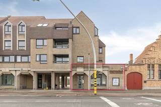 Bent u op zoek naar een zichtbare en strategische uitvalsbasis voor uw onderneming? Dit prachtig hoekkantoor aan het Gaston Roelandtsplein...