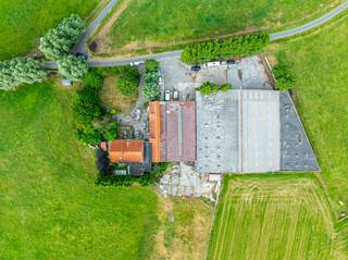 Een project met gigantisch potentieel door een grondopp van ca. +/- 15.000m² met mogelijkheid om nog een extra hectaren mee aan te kopen. <br /><br />Een belangrijk voordeel van deze eigendom is dat de functiewijziging reeds is ingediend en de gronden vrij zijn van pacht. <br /><br />De eigendom omvat op heden:<br />- woonhuis met gelijkvloers, eerste verdieping/zolder<br />- Zeer ruime bijgebouw<br /><br />Wil je een afspraak vastleggen of wens je meer info over deze hoeve? <br />Neem dan contact met Jeroen Taillieu - 0493 25 14 33 of via jeroen.taillieu@dewaele.com<br /><br />Bestuursmaatregelen in het maatregelenregister: nee<br /><br />Deze AI-visualisaties zijn bedoeld als inspiratie. Er werd geen rekening gehouden met technische specificaties, stedenbouwkundige voorschriften of de concrete mogelijkheden tot realisatie.