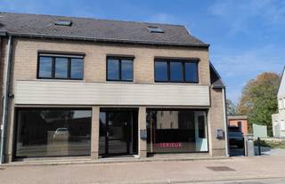 <p>Gebouw, momenteel ingericht met handelsruimte, opslagruimte en grote garage, en duplex appartement. Functiewijziging gelijkvloers is mogelijk naar kantoren, diensten of wonen. Hierdoor ook verlaging KI mogelijk.<br />Grondoppervlakte perceel: +- 4 are</p><p>Gelijkvloers: winkelruimte 90m², werkplaats 40m², opslagruimte (garage) 90m². 3 parkeervakken naast pand. Tuin 75m².<br />1e verdieping: gang, toilet, 2 slaapkamers, salon, living, keuken, berging, terras.<br />2de verdieping: badkamer, wasplaats, 2 slaapkamers.<br />EPC duplex appartement: B - EPC handelsruimte: C,</p><p>Meer foto's en plannen op aanvraag te bekomen. Te bezichtigen op zaterdag tussen 10 en 12h.<br />Adres: Denderbellestraat 130, 9200 Dendermonde.</p>