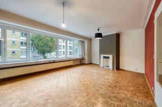 Ruim hoekappartement met veel lichtinval, nabij het RivierenhofIndeling:Via de inkomhal betreed je dit ruime appartement. Aan de rechterzijde...