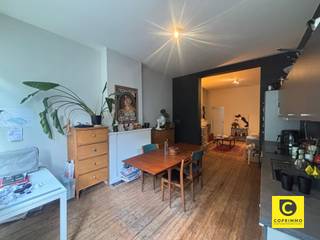 <h1><span>Move-in-ready 2-bedroom apartment in the heart of Antwerp</span></h1><p><span>Welcome to this move-in-ready 2-bedroom apartment of approx. 79 m², located on the second floor of a small building on the popular Nationalestraat, right in the center of Antwerp.</span></p><p><span>As you enter, you’re immediately welcomed into the cozy living area. The authentic plank flooring creates a warm and characterful atmosphere. Thanks to the open layout, there’s plenty of space for both a comfortable sitting area and a spacious dining table.</span></p><p><span>The open kitchen flows seamlessly into the living area and is fully equipped with all necessary appliances, including a refrigerator with freezer, dishwasher, electric stovetop, and more.</span></p><p><span>The spacious master bedroom is located at the rear of the apartment. Thanks to its location on the quiet rear side, you’ll enjoy more privacy here and less disturbance from the lively street scene. In addition, the apartment features a second bedroom, which can also be perfectly converted into an office, walk-in closet, or extra storage space.</span></p><p><span>The tiled bathroom features a double sink and a comfortable walk-in shower. There’s also plenty of space for both a washing machine and a dryer.</span></p><h3><span>Highlights</span></h3><ul><li><span>2 bedrooms</span></li><li><span>Spacious bedroom on the quiet rear side</span></li><li><span>Space for a washing machine and dryer</span></li><li><span>Shared bike storage</span></li><li><span>Prime location in the center of Antwerp</span></li><li><span>Favorable EPC</span></li></ul><p><span>Available starting October 1</span></p><p><span>Rent:</span><span>995/month<br />Common expenses:</span><span> 55/month, including water usage</span></p><p><span>An ideal apartment for those who want to live comfortably and centrally in bustling Antwerp, with shops, restaurants, public transportation, and all amenities within walking distance.</span></p>