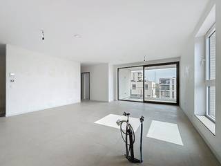 « Nexuss » est un nouveau projet de construction durable à Schelle, avec 64 unités résidentielles et un espace commercial. Avec des appartements, des duplex et des maisons avec lits superposés d'une à quatre chambres, vous avez un large choix. Le projet écologique et moderne bénéficie d'une situation très centrale, avec toutes les installations nécessaires à proximité et à une courte distance des grandes villes telles qu'Anvers, Malines et Saint-Nicolas.Les principaux points forts du projet « Nexuss » sont les suivants :- Normes BEN : niveau E 20- Panneaux solaires, individuellement par appartement- Chauffage au sol, par pompe à chaleur, et sèche-serviettes électrique- Système de ventilation de type D- De belles terrasses- Espace de stationnement souterrain et rangement- Architecture moderne et écologique- Orienté vers l'avenir grâce à des matériaux durables et économes en énergieCet appartement de 2 chambres d'environ 98 m² est situé au Provinciale Steenweg 423 à Schelle.Disposition de l'appartement :- Hall d'entrée- Rangement- Toilette- Salle de bain- Salon avec cuisine- 2 chambres- TerrasseLes travaux ont déjà commencé et devraient être achevés à l'automne 2025.Vous voulez en savoir plus sur ce beau projet ? N'hésitez pas à nous contacter !