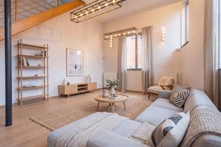 <p>A la recherche d'un espace de vie ou de travail unique et de caractère ? <br />Situé dans une ancienne brasserie reconvertie en lofts industriels en 2005, ce bien respire l'authenticité et le charme.</p><p>#Le loft dispose d'un espace de vie ouvert et lumineux, où les hauts plafonds et les grandes fenêtres créent un environnement de vie ou de travail agréable.                                                       De plus, le bien comprend une cuisine équipée, une salle de douche avec toilettes et une chambre à coucher. <br />Jusqu'à récemment, ce bien était utilisé comme bureau, démontrant que ce bien se prête parfaitement à un usage résidentiel et professionnel.<br />Grâce à son agencement bien pensé et à sa structure ouverte, ce loft offre de nombreuses possibilités.</p><p>Son emplacement à Remparden, à Audenarde, est un atout absolu. Ici, vous bénéficiez d'une accessibilité facile et vous êtes à une courte distance du centre avec des magasins, des restaurants, des écoles et des transports publics à portée de main.</p><p>Laissez-vous surprendre par l'espace et les possibilités de ce loft unique et découvrez le potentiel par vous-même lors d'une visite sur place.</p>