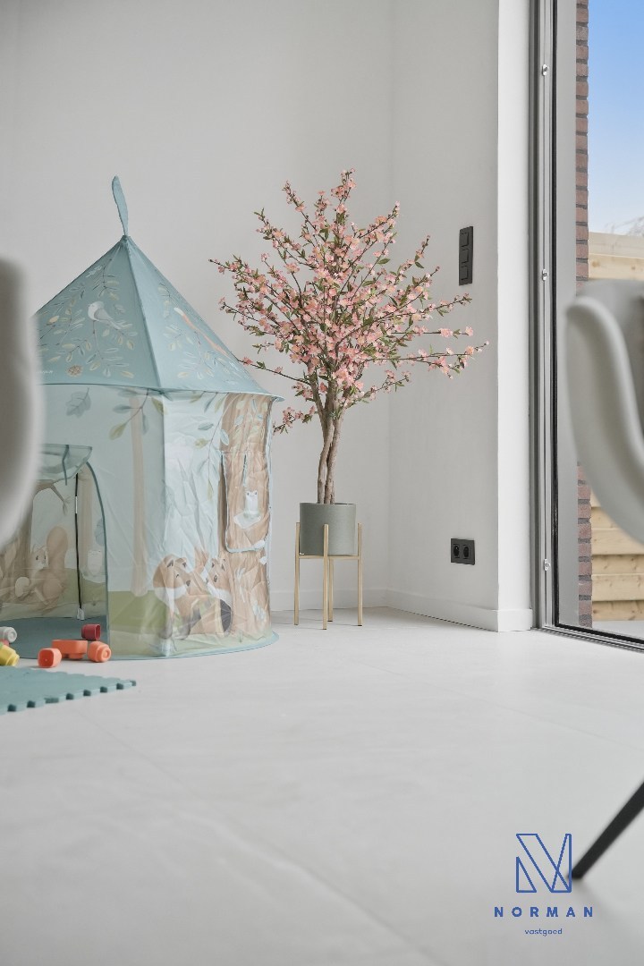 Instapklare, volledig gerenoveerde woning te koop met EPC A, uitgerust met zonnepanelen, drie slaapkamers en een aangelegde tuin. - foto 4