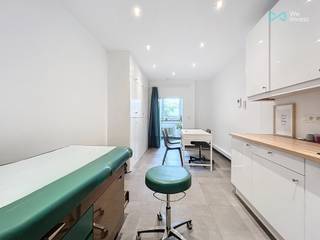 Tel: 0456126985Email: clara.jacquy@weinvest.beWe Invest biedt u exclusief een ruimte van 16m² aan in een gedeelde medische praktijk, parttime...