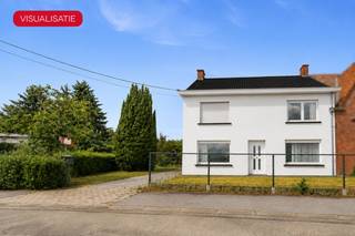 Rust, ruimte en groen gaan hand in hand bij deze ruime gezinswoning in de Beverenstraat te Hooglede, gelegen op een prachtig perceel van maar liefst <strong>2.237 m²</strong>. Hier geniet u van een landelijke en groene omgeving met een prachtig open zicht, terwijl het centrum van Hooglede en de stad Roeselare zich op korte afstand bevinden. <br /><br />Met een bewoonbare oppervlakte van <strong>228 m²</strong> biedt deze woning heel wat ruimte en mogelijkheden.<br /><strong>Indeling als volgt</strong>: voorplaats die zich uitstekend leent als bureauruimte, ruime leefruimte met zit- en eetplaats, keuken, badkamer en toegang tot de praktische kelder. Op de eerste verdieping vindt u een nachthal, drie ruime slaapkamers en een ruime zolderruimte die de mogelijkheid biedt om een vierde slaapkamer te creëren. Verder is er nog een zolderverdieping aanwezig die dienst kan doen als extra bergruimte. <br /><br />Ook buiten heeft deze eigendom heel wat te bieden. Op het ruime perceel geniet u van een uitgestrekte tuin waar rust, privacy en groen centraal staan. Daarnaast beschikt de woning over een garage, verschillende buitenbergingen en een ruim bijgebouw dat zich uitstekend leent als hobbyruimte, atelier of extra opslagruimte.<br /><br />Met haar ruime woonoppervlakte, prachtig perceel van 2.237 m² en talrijke mogelijkheden is deze eigendom ideaal voor wie op zoek is naar ruimte, rust en groen in Hooglede.<br /><br />Wilt u deze eigendom graag zelf ontdekken? Contacteer Ward op 0470 20 66 88 en plan uw bezoek in. 