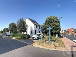 <p>Gezellige en grotendeels gerenoveerde woning op 4 are 61.</p><p>Op het gelijkvloers is er een lichtrijke leefruimte met zithoek en eetplaats (met vide wat zorgt voor een enorm open gevoel), een geïnstalleerde keuken, een toilet, een berging/wasplaats, een badkamer en een slaapkamer. Op de 1ste verdieping is er een open bureau en 2 slaapkamers.</p><p>Via de schuifraam is er aansluiting op het terras met uitzicht op de tuin. Hier is er volledige privacy wegens de afsluitingen en aanplantingen.</p><p>Alle grote renovaties zijn uitgevoerd (laatste afwerkingen nog nodig).</p><p>EPC: 337 kWh/m² UC: 20260809-0003922460-RES-1</p><p>Wens je een gratis schatting? Vergeet dan zeker geen contact met ons op te nemen!</p><p>Wil jij meer informatie over deze woning? Bel ons dan op 016 90 10 21 of mail naar info@future-home.be.</p><p>Woongebied, Vergunning, Geen Verkavelingsvergunning, Geen Dagvaarding, Geen Voorkooprecht</p>