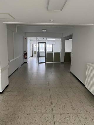 Beschrijving:<br />Ruime, multifunctionele kantoor- / handelsruimte gelegen in het hart van Mechelen, op Zandpoortvest 28.<br />Goed bereikbaar met de wagen, openbaar vervoer en alle voorzieningen binnen handbereik<br /><br />Locatie: Strategisch gelegen in Mechelen, met zichtbaarheid en doorgang van voetgangers en verkeer<br />Oppervlakte: 127 m²<br /><br />Indeling: Gelijkvloers met etalage / ingang, mogelijkheid om op te delen in verschillende bureelruimtes / werkzones / toonzaal (afhankelijk van bestemming).<br />EPC / Energieklasse: C<br /><br />Bestemming: Bestemming geschikt voor kantoor, vrij beroep, winkel, dienstverlening, etc. <br />Financiële info:<br />Prijs / huurprijs: 1.150€/maand<br />Provisie: €175<br />Beschikbaar vanaf: Onmiddellijk