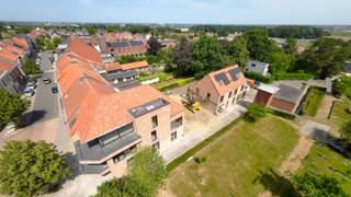 <span><span>Residentieel wonen in het centrum van <strong>Westrozebeke</strong> vlakbij Roeselare & Staden.<br /><br /><strong>Residentie GILDHOF</strong> is een kleinschalig én zeer energiezuinig nieuwbouwproject bestaande uit <strong>3 appartementen, 6 garages en 2 woningen</strong>. Het betreft telkens 3 ruime en lichtrijke drieslaapkamerappartementen, gelegen op een unieke en centrale ligging in de schaduw van de kerk.<br /><br />Comfort, energiezuinigheid, kwaliteit en centrale ligging zijn de eigenschappen van deze residentie. <br /><br />Tijdens de ontwerpfase werd veel aandacht geschonken aan enerzijds de energiezuinigheid en anderzijds het wooncomfort van de bewoners:</span></span>
<ul>
<li><span><span>Praktische indeling;</span></span></li>
<li><span><span>veel lichtinval;</span></span></li>
<li><span><span>optimale oriëntatie;</span></span></li>
<li><span><span><strong>tuin of ruim terras</strong>;</span></span></li>
<li><span><span>...</span></span></li>
</ul>
<span><span>Op deze manier is het zowel binnen als buiten aangenaam vertoeven in deze residentie.<br /><br />Op het gelijkvloers zijn er tevens ook 6 garageboxen voorzien. Telkens met een afmeting van +- 3.00 m x 5.74 m. Allen zijn ze voorzien van een <strong>geautomatiseerde sectionaalpoort</strong>.</span><br /><br /><span>De moderne lijn van het gebouw en de keuze van materialen (waarbij de nodige aandacht werd besteed aan duurzaamheid, door recup van bestaande bakstenen/gevelstenen) zorgen voor een hedendaagse en tijdloze uitstraling waarbij energiezuinigheid en kwaliteit hoog in het vaandel worden gedragen.</span></span><br /><br /><span><span>De 3 appartementen hebben bewoonbare oppervlaktes variërende van 113 m² tot 128 m². De 2 woningen beschikken over woonoppervlaktes inclusief zolder van respectievelijk 174 m<sup>2</sup> en 181 m<sup>2</sup>. Zowel voor wie op zoek is naar een ruim drieslaapkamerappartement of voor wie droomt van een comfortabele nieuwbouwwoning zijn er dus mogelijkheden binnen ons aanbod.<br /><br />Alle appartementen en woningen in Residentie Gildhof zijn uitgerust met de <strong>nieuwste energiezuinige technieken</strong>, nl. <strong>vloerverwarming in combinatie met warmtepomp (lucht/water)</strong>. Hierdoor geniet u heel het jaar door over een aangenaam binnenklimaat. Ieder appartement en woning zal beschikken over een <strong>privatieve regenwaterput </strong>van 5.000 L tot 7.500 L, alsook over zijn eigen <strong>fotovoltaïsche zonnepanelen</strong> op het dak van de residentie. Voor de afwerking (materiaalkeuzes) heeft de bouwheer voldoende budget voorzien zodat u als koper kan genieten van mooie keuzes bij de leveranciers. Het lastenboek en de lijst van de leveranciers zijn te verkrijgen bij de makelaar. </span><strong><em><span>Uiteraard kan alles volledig op maat van de wensen van de klant afgewerkt worden. </span></em></strong><br /><br /><span>Ideaal voor wie op zoek is naar een vaste woonplaats, een tweede verblijf of een veilige investering met groeiende meerwaarde. Kom langs op ons kantoor en ontvang een unieke verkoopbrochure van Residentie 'Gildhof'.<br /><br /><strong>!! Aankoop aan het voordeel-tarief van 6% is mogelijk !! </strong>- << onder voorwaarden >><br /><br />De oplevering van dit nieuwbouwproject is voorzien in het najaar van 2026 (onder voorbehoud).</span></span><br /><br /><span><span>Bent u op zoek naar een prachtig en ruim appartement met 3 slaapkamers gelegen in een kleinschalige residentie of een stijlvolle, comfortabele nieuwbouwwoning? Plan dan snel uw afspraak! Contacteer ons op het nummer <strong>051 50 11 51</strong> of mail naar <strong>diksmuide@diksimmo.be</strong>. Wij komen ook met plezier tot bij u langs voor een persoonlijke uitleg en voorstelling van het project.</span></span>