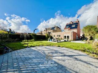 Op zoek naar een woning waar rust, ruimte en een centrale ligging perfect samenkomen? Dan is deze charmante halfopen bebouwing aan de Cornelis Verhulstlaan 37 in Kontich absoluut een bezoek waard.<br />De woning is gelegen in een doodlopende straat, wat zorgt voor een bijzonder rustige en kindvriendelijke omgeving. Tegelijk bevindt u zich op korte afstand van het centrum van Kontich, met winkels, scholen, openbaar vervoer en belangrijke verbindingswegen binnen handbereik. Hier geniet u dus van het beste van twee werelden: een rustige woonomgeving met alle voorzieningen vlakbij.<br />Binnenin wordt u verwelkomd in een zeer goed afgewerkte en instapklare woning met een aangename, praktische indeling. De leefruimte geniet van veel natuurlijke lichtinval en sluit naadloos aan op de keuken en de tuin, waardoor een open en uitnodigend geheel ontstaat.<br />De woning beschikt over vier volwaardige slaapkamers, wat ze ideaal maakt voor gezinnen of voor wie extra ruimte zoekt voor een bureau, hobbyruimte of logeerkamer.<br />Buiten vindt u een ruime en zonnige tuin, perfect om te ontspannen, te tuinieren of gezellige momenten door te brengen met familie en vrienden. Bovendien biedt het perceel extra potentieel dankzij de aanwezige bouwgrond, wat interessante mogelijkheden creëert voor de toekomst. Deze bouwgrond is optioneel aan te kopen aan 200.000 euro.<br /><br /><br /><br />Bent u op zoek naar een woning met ruimte, rust én een uitstekende ligging? Dan is dit pand beslist een bezoek waard.<br /><br />EPC :  183 kWh/m<sup>2</sup> (Label B)<br />Stedenbouwkundige inlichtingen in aanvraag<br />Waterinfo : P-Score = C, G-Score = A<br /><br />Dit is niet wat je zoekt ? Al gehoord van AANKOOPBEGELEIDING ?   Wij zoeken, bezoeken en onderhandelen mee met jou voor eigendommen die worden aangeboden door particulieren, andere makelaars of eigendommen die zelfs (nog) niet te koop staan?<br />Vraag meer informatie over aankoopbegeleiding via welkom@dehuisleverancier.be of 0489/069.000<br /><br />de Huisleverancier : Persoonlijk, voor iedereen Service, Kwaliteit en Vertrouwen !