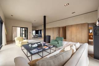 5DE VERDIEPINGInkomhal van 15 m² met vestiairekast en gastentoilet die een stijlvolle en praktische ontvangst biedt.Indrukwekkende woonkamer van 74...