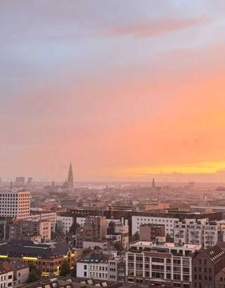 Dit high-end instapklare 1-slaapkamerappartement op de 16e verdieping van residentie "De Lichttoren" biedt een zeldzame combinatie van licht,...