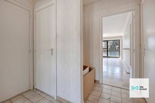<p>Ontdek dit aangename en energiezuinige appartement van circa 85 m², gelegen aan de Hoogveldlaan 11 in Dilbeek. Dankzij de ruime indeling, twee volwaardige slaapkamers, het balkon, de private kelder en de binnenstaanplaats biedt dit appartement alle comfort voor wie centraal en vlot bereikbaar wil wonen. Bovendien beschikt het appartement over een gunstig EPC-label B.<br /><br />Bij het betreden van het appartement komt u terecht in de inkomhal, voorzien van een apart gastentoilet. Van hieruit bereikt u de ruime leefruimte, waar de grote raampartijen voor een aangename natuurlijke lichtinval zorgen. Via het schuifraam heeft u rechtstreeks toegang tot het balkon, een fijne buitenruimte waar u rustig kunt genieten van de buitenlucht.<br /><br />Aansluitend aan de leefruimte bevindt zich de keuken. De praktische verbinding tussen de keuken en de woonkamer zorgt voor een comfortabele en functionele woonindeling.<br /><br />Via de nachthal bereikt u twee ruime slaapkamers, die voldoende plaats bieden voor een tweepersoonsbed en bijkomende kasten. De tweede slaapkamer kan eveneens worden ingericht als kinderkamer, logeerkamer of bureau. Verder beschikt het appartement over een badkamer.<br /><br />Een belangrijke troef is het gunstige EPC-label B, wat bijdraagt aan een energiezuiniger wooncomfort en een beheersbaar energieverbruik. Daarnaast beschikt het appartement over een private kelder, ideaal als bijkomende opslagruimte. Ook een binnenstaanplaats is aanwezig, waardoor u uw wagen veilig en comfortabel in het gebouw kunt parkeren.<br /><br />De ligging aan de Hoogveldlaan is bijzonder gunstig. Het appartement bevindt zich in een aangename woonomgeving, op korte afstand van het centrum van Dilbeek. Winkels, scholen, openbaar vervoer, sportvoorzieningen en andere dagelijkse faciliteiten zijn vlot bereikbaar. Ook Brussel, de Brusselse Ring en de belangrijkste invalswegen bevinden zich in de nabije omgeving, wat deze locatie interessant maakt voor pendelaars en iedereen die rustig wil wonen met een uitstekende verbinding naar de hoofdstad.<br /><br />SI: in aanvraag!<br /><br />Bent u op zoek naar een ruim 2-slaapkamerappartement met balkon, parking en een gunstige energieprestatie? Neem dan contact met ons op voor meer informatie of een bezoek via dilbeek@weinvest.be of 0497 248 251.</p>