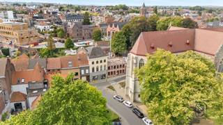 Deze eigendom is TOPgelegen aan de Passage en aan de Sint-Hermesbasiliek en biedt veel potentieel. Grote herenwoning genietend van...