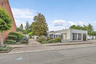 <p>Unieke opportuniteit: woning met aansluitende bouwgrond op toplocatie!</p><p></p><p>Deze halfopen bebouwing biedt een bewoonbare oppervlakte van 139 m² op een perceel van 195 m², aangevuld met een naastgelegen bouwgrond van 466 m². Een zeldzame kans voor wie wonen en bouwen wil combineren en/of op zoek is naar een perceel bouwgrond met mogelijkheid tot extra opslagplaats en/of activiteit en dus combinatie woon/werk.</p><p></p><p>De charmante bestaande woning omvat een inkomhal, een lichtrijke woonkamer met uitzicht op het terras en voorzien van screens, een uitgeruste keuken, een praktische berging met ingemaakte kasten, een badkamer met lavabo, zitbad en toilet, drie slaapkamers en een inpandige garage.</p><p>Eveneens beschikt het eigendom over twee afzonderlijke garageboxen op het naastgelegen (bouw)perceel.</p><p></p><p>Deze eigendom vormt een uitstekende opportuniteit voor wie op zoek is naar een bouwgrond én tegelijkertijd comfortabel wil wonen tijdens de realisatie van een nieuwbouwproject.</p><p>Ook voor zelfstandigen biedt dit tal van mogelijkheden, bijvoorbeeld voor de combinatie van een nieuwe woning met een magazijn, praktijkruimte of handelszaak.</p><p>Na de realisatie van een eventuele nieuwbouw zal de bestaande woning evenwel een herbestemming dienen te krijgen als bijgebouw (nevenfunctie).</p><p></p><p>De ligging is een absolute troef: op wandelafstand van het station van Deinze, allerhande winkels en scholen en een vlotte verbinding met zowel fiets (F7-fietsautostrade) als auto naar o.a. de belangrijkste invalswegen en op – en afrit van de nabijgelegen E17.</p>