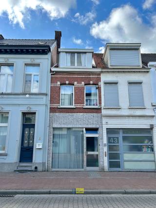 <p><span>In het centrum van Kapellen op wandelafstand van winkels, openbaar vervoer en scholen bieden wij u deze compacte, deels gerenoveerde woning aan bestaande uit een ruime inkomhal annex fietsenberging, woonkamer, zit- eethoek, doucheruimte, keuken en op de verdieping twee ruime kamers , een grote badkamer met ligbad en trap naar een grote, nog in te richten zolderruimte, buiten vindt u een gezellige stadstuin met berging, e-peil = D (geen renovatieverplichting), asbestveilig, ideale starterswoning</span></p>