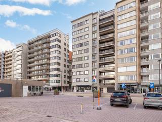 Ruim appartement op de 6de verdieping van Residentie Zeemeeuw in Blankenberge, met een betoverend uitzicht op de jachthaven. De grote ramen laten het licht binnenstromen en creëren een warme, uitnodigende sfeer. De volledig uitgeruste keuken biedt alles wat u nodig heeft om gezellig samen te koken en te genieten van heerlijke maaltijden. Verder zijn er twee slaapkamers, en badkamer met apart toilet.<br />Lift in het gebouw.<br />Maandelijkse huurprijs: 775,00 EUR plus provisie kosten 50,00 EUR = 825,00 EUR per maand