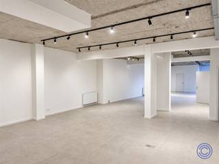 <p><span>Informations sur le local commercial :</span></p><p><span>Vous recherchez un local commercial spacieux et entièrement rénové, situé dans un endroit bien visible à Anvers ? Alors ce local commercial situé au 165 de la Mechelsesteenweg vaut certainement le détour. L'espace commercial présente une superficie totale d'environ 180 m², dont environ 170 m² d'espace de vente ou commercial aménageable de manière flexible. Grâce à sa grande vitrine et à son emplacement sur la Mechelsesteenweg, le local bénéficie d'une excellente visibilité et d'une belle fréquentation. Le local a été entièrement rénové et est équipé d’une nouvelle installation de chauffage Vaillant, d’une installation électrique neuve et certifiée (valable jusqu’en 2031), d’une kitchenette pratique et de toilettes séparées. Avec un label PEB de classe B, il offre en outre une bonne performance énergétique. L'espace commercial, dont le permis d'exploitation a été délivré, se prête parfaitement à diverses formes de commerce de détail, à un showroom ou à un atelier d'art, sous réserve des prescriptions urbanistiques en vigueur. Les établissements de restauration et les commerces alimentaires ne sont pas autorisés. Une opportunité attrayante pour les entrepreneurs à la recherche d’un local commercial spacieux, prêt à l’emploi et polyvalent, situé dans un emplacement de choix à Anvers en 2018.</span></p><p><span>Agencement</span></p><ul><li><span>Surface d’environ 180 m².</span></li><li><span>Salle de bains avec lavabo.</span></li><li><span>Cuisine séparée et équipée.</span></li><li><span>Sous-sol d'environ 5 m².</span></li><li><span>Utilisation possible : </span><span>commerce de détail, salle d'exposition, atelier d'art, etc. </span></li><li><span>PEP B.</span></li><li><span>Chauffage par radiateurs. </span></li></ul><p><span> </span></p><p><span>Informations générales</span></p><ul><li><span>Loyer : 2 250 EUR/mois + 150 EUR/mois de provision pour la consommation d'eau.</span></li><li><span>Taxe foncière d'environ 3 000 EUR/an.</span></li><li><span>Disponible immédiatement.</span></li></ul><ul><li><span>Consommation individuelle de gaz, d'eau et d'électricité. </span></li><li><span>Caution : 3 mois.</span></li><li><span>L'établissement de l'état des lieux est négociable. </span></li></ul><ul><li><span>Commission à la charge du locataire : 15 % du loyer annuel hors TVA.</span></li></ul><p><span> </span></p><p><span>Immeuble</span></p><ul><li><span>Local commercial situé au rez-de-chaussée.</span></li></ul><p><span> </span></p><p><span>Situation</span></p><ul><li><span>Emplacement très visible sur la Mechelsesteenweg, une artère importante menant au centre d'Anvers.</span></li><li><span>Forte fréquentation, tant piétonne qu’en vélo et en voiture.</span></li><li><span>Facilement accessible en transports en commun et à proximité du centre-ville</span><span>.</span></li></ul><p><span> </span></p><p><span>*Les informations contenues dans cette brochure sont fournies à titre indicatif : il appartient aux candidats locataires de se charger eux-mêmes de l'obtention, de la vérification et de l'interprétation de ces informations.</span></p><p><span> </span></p><p><span> </span></p>