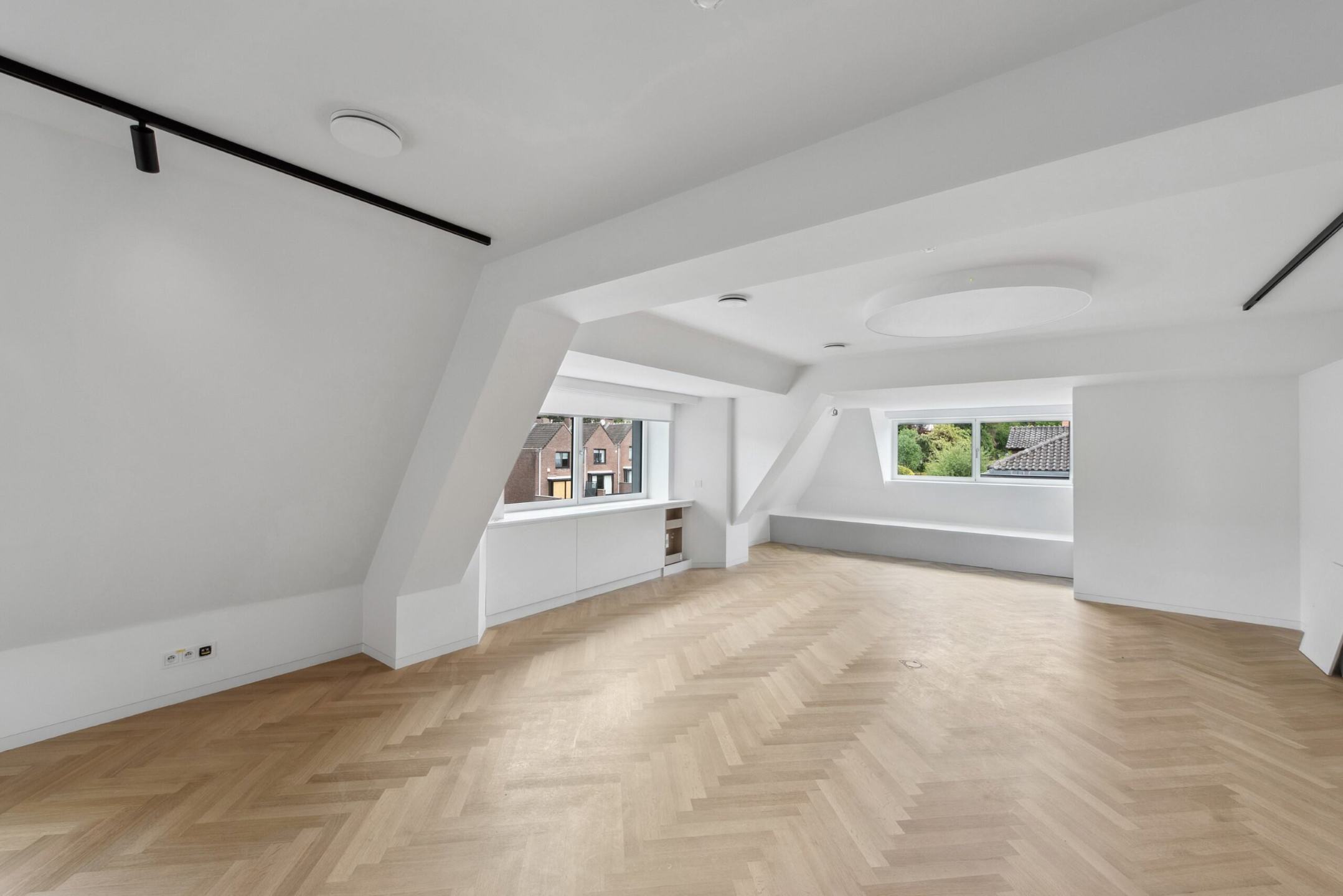 Gerenoveerd kantoorgebouw van 950 m² te huur in Ukkel - foto 4
