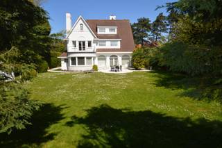 Ruime, alleenstaande villa, prachtig en rustig gelegen in hartje Zoute, (+/-17a.), in een rustig padje, op enkele stappen van de approach-golf en...