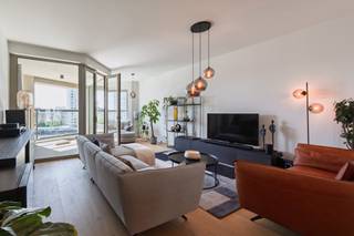 <p>Tweeslaapkamer appartement met frontaal waterzicht op het Eilandje<br /><br />Gelegen in de begeerde Cadixwijk met zicht op het MAS, het Havenhuis en het Kattendijkdok ligt dit appartement in een zeer energiezuinig nieuwbouwproject. <br /><br />De entree met separaat toilet begeleidt u naar de lichte leefruimte op mooie visgraat-parketvloer. Aanpalend aan de woonruimte heeft u een aangenaam terras. De open keuken afgewerkt met keramisch werkblad en kasten in houtfineer is voorzien van alle luxe. Een bijkeuken is voorzien van aansluitingen voor wasmachine en droogautomaat. <br />Vervolgens beschikt het appartement over een hoofdslaapkamer van ca. 12m2 en een tweede slaapkamer van ca. 8m2. De ingerichte badkamer werd voorzien van een dubbele wastafel, inloopdouche en toilet. <br /><br />Uw wooncomfort kan verhoogd worden met twee autostaanplaatsen in de ondergrondse parkeergarage welke te koop worden aangeboden aan 40.000 euro per staanplaats.<br /><br />Verkoop aan registratierechten<br /><br />Troeven: <br />- BEN = Bijna-Energie neutraal dus zeer energiezuining<br />- Korting op onroerende voorheffing<br />- Zeer gegeerde locatie op het Eilandje<br />- Frontaal waterzicht</p>