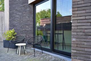 Bijna-nieuwbouw (2017) met EPC A, 4 slaapkamers en autostaanplaats in centrum Zwijndrecht<br /><br />De woning dateert oorspronkelijk van 1910, maar werd in 2017 vrijwel volledig heropgebouwd. Het resultaat is een instapklaar, eigentijds huis met een strakke, donkere gevelsteen vooraan en een duurzame Padouk-houten afwerking achteraan.<br /><br />Indeling &amp; Oppervlaktes (157 m² bewoonbaar)<br /><br />Gelijkvloers: Licht, maatwerk en leefcomfort<br />•Inkomhal: Uitgerust met stijlvolle patroontegels en een gastentoilet met handwasmeubel.<br />•Leefruimte: Royale zithoek met vloerverwarming, een strakke op maat gemaakte kastenwand onder de trap en een groot schuifraam naar de terras.<br />•Keuken: Moderne open keuken met een warm houten werkblad, indirecte sfeerverlichting en hoogwaardige ingebouwde AEG-toestellen.<br />•Wasplaats/berging: Praktische ruimte met aansluitingen voor was- en droogautomaat en een rechtstreekse buitendeur.<br /><br />Eerste verdieping: Sfeervolle slaapkamers en luxe badkamer<br />•Master bedroom: Royale hoofdslaapkamer met een brede, ingebouwde kastenwand.<br />•Slaapkamer 2: Lichtrijke kinderkamer of bureau.<br />•Luxe badkamer: Voorzien van een extra ruim ligbad (190 cm), een royale inloopdouche met regendouche en een dubbel wasmeubel.<br />•Toilet: Afzonderlijk toilet op de overloop.<br /><br />Tweede verdieping: Volwaardige zolderverdieping<br />•Slaapkamer 3: Ruime slaapkamer met een groot dakraam.<br />•Slaapkamer 4 / Polyvalente ruimte: Flexibel in te richten als extra slaapkamer, thuiskantoor of hobbyruimte.<br />•Technische ruimte: Afzonderlijke berging met ventilatiesysteem D en condensatieketel.<br /><br />Buitenruimte &amp; Parkeren<br />•Buitenruimte (48 m²): Onderhoudsvriendelijk, volledig verhard met waterdoorlatende klinkers en voorzien van een fietsenhok.<br />•Parkeren: 1 private parkeerplaats op het perceel.<br /><br />📅 Bezoekmomenten:<br />•Zaterdag 19 september<br />•Zondag 20 september<br /><br /><br />📞 Neem contact op voor een afspraak:<br />•Maxim Paternoster: 0472 95 74 67 | maxim_paternoster@hotmail.com<br />•Gilke Cocquyt: 0499 31 85 77 | gilke.cocquyt@gmail.com<br />