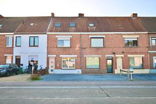 Deze goed onderhouden gesloten woning in het rustige Petegem-aan-de-Leie ligt op wandelafstand van het centrum van Deinze en biedt een ideale locatie met alle nodige faciliteiten in de nabije omgeving, zoals scholen, winkels en openbaar vervoer. De woning biedt een praktische indeling en beschikt over drie slaapkamers. Het is gelegen op een perceel van 220 m² en biedt voldoende ruimte voor een gezellige tuin van ongeveer 180 m².<br /><br />Bij binnenkomst betreden we de inkomhal, die ons toegang geeft tot de ruime leefruimte met haard. Aansluitend is de grote ingerichte open keuken die ons enerzijds toegang geeft op de badkamer met meubel, douche en toilet en anderzijds uitkijkt op de achtertuin, via de berging.<br /><br />Op de eerste verdieping bevinden zich twee volwaardige slaapkamers met ingemaakte kasten, terwijl de derde slaapkamer zich op de tweede verdieping bevindt.<br /><br />Een echte aanrader voor wie rustig maar toch in de stad wenst te wonen !<br /><br />Bel gerust naar Wim voor meer info of een afspraak op 0492 68 38 38