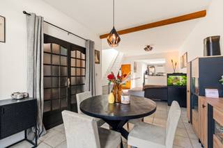 Instapklare woning te koop in centrum van Desselgem met vier slaapkamers en lichtrijke leefruimte.<br /><br />Zoekt u een instapklare woning in het hart van Desselgem, met scholen, openbaar vervoer en winkels om de hoek? Deze instapklare woning biedt maar liefst vier slaapkamers. De woning is direct beschikbaar. Een ideale kans voor starters en gezinnen die ruimte zoeken.<br /><br />Indeling:
<ul><li><strong>Gelijkvloers:</strong> inkomhal, ruime en lichtrijke eetplaats met aansluitende living en open keuken, badkamer met bad, lavabo en toilet</li><li><strong>Eerste verdieping:</strong> twee ruime slaapkamers en toegang tot het terras</li><li><strong>Tweede verdieping:</strong> twee lichtrijke slaapkamers met dressing</li></ul>
Troeven
<ul><li>Instapklaar: onmiddellijk bewoonbaar</li><li>Vier slaapkamers, verdeeld over twee verdiepingen</li><li>EPC-label C</li><li>Centrale ligging, vlak bij scholen, openbaar vervoer en het centrum van Desselgem</li></ul>
<strong>Interesse of een bezoek plannen?</strong> Contacteer Sofie Bossuyt van ERA Bossuyt via 0474 22 21 82 of sofie@immobossuyt.be.