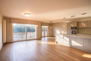 In het hart van Berlare, pal aan het prachtige Donkmeer, bevindt zich dit uitzonderlijk stijlvol appartement dat luxe, comfort en een...