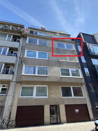 TE KOOP OOSTENDEVernieuwd / instapklaar appartement met 2 slaapkamers op de 4e v (lift)INDELING:• Inkom, nachthal, lichtrijke woonkamer, ingerichte...