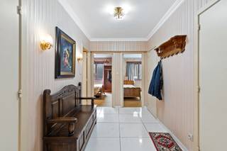 <p>Gelegen op de Grote Markt, in het hartje van Blankenberge, ter hoogte van de jachthaven, op wandelafstand van het strand en winkels, stellen wij u dit te renoveren lichtrijk appartement van 80m² voor op de eerste verdieping. Het biedt een ruime inkomhal, lichtrijke woonkamer, aparte keuken, balkon, apart toilet in de gang, berging, twee slaapkamers (12m² - 12m²), badkamer met ligbad. EPC: B. Beschikbaar bij akte. Zal u bekoren door zijn ideale ligging, goede EPC en mogelijkheden. Dit is een top opportuniteit als u op zoek bent naar een investering of tweede verblijf. Zeker te bezoeken!</p>