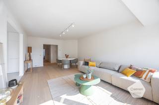 <ul>
	<li>Dit <strong>drie slaapkamer</strong> appartement is gelegen langs de de Rogierlaan, vlakbij het <strong>strand</strong>.</li>
	<li>Vanop de <strong>5<sup>e </sup>verdieping</strong> geniet je er omwille van de grote raampartijen en de gunstige ZW oriëntatie van zeer veel <strong>natuurlijk</strong> <strong>daglicht en zon.</strong></li>
	<li>Het appartement heeft in 2026 een <strong>totaalrenovatie</strong> genoten met zeer kwalitatieve materialen.</li>
	<li>Zijn onder andere aanwezig: <strong>parketvloer</strong>, ingemaakte kasten, mooie inloopdouche, <strong>kwalitatief buitenschrijnwerk</strong>, ...</li>
	<li>De keuken is voorzien van: <strong>hi-macs werkblad</strong>, frigo, diepvries, <strong>inductie kookplaat met inbouw dampkap</strong>, combi-oven en een vaatwas.</li>
	<li>De indeling is als volgt: inkom met vestiaire,<strong> leefruimte met open keuken</strong>, drie slaapkamers, berging, badkamer, toilet, twee terrassen en twee zeer ruime kelderbergingen.</li>
	<li>De residentie zelf is kleinschalig en zeer goed onderhouden.</li>
	<li>Tevens is er een mogelijkheid tot aankoop <strong>garage</strong> vlakbij (€50.000,-).</li>
	<li>De volledig nieuwe meubels kunnen bijkomend aangekocht worden.</li>
	<li>Technische kenmerken: <strong>gunstige EPC-score</strong>, conforme elektrische keuring en asbestvrij attest.</li>
	<li>Dit appartement kan omwille van de ligging en oppervlakte perfect dienen als woonappartement of ruim tweede verblijf.</li>
	<li>Dit appartement is gerenoveerd door Armo Projects.</li>
</ul>