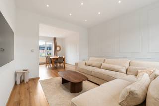 <p>Ben je op zoek naar een halfopen bebouwing met 3 slaapkamers en tuin in Denderleeuw? Gevonden!<br />Deze verzorgde woning is gelegen in een rustige, verkeersluwe straat en combineert ruimte, comfort en energiezuinigheid. Dankzij de reeds uitgevoerde energetische verbeteringen, waaronder gedeeltelijke driedubbele beglazing, een vernieuwd en geïsoleerd dak en een conforme elektrische installatie, ben je verzekerd van een woning die klaar is voor de toekomst.</p>
<p>Via de inkomhal met dubbele deur kom je terecht in de ruime en lichtrijke leefruimte, waar grote raampartijen zorgen voor een aangenaam zicht op de tuin. Aansluitend bevindt zich de instapklare keuken en de recent gerenoveerde badkamer, uitgerust met een moderne inloopdouche.</p>
<p>Op de eerste verdieping vind je twee bijzonder ruime en lichtrijke slaapkamers. Via een vaste trap bereik je vervolgens de tweede verdieping, waar een prachtige masterbedroom werd ingericht. Deze gerenoveerde ruimte beschikt bovendien over een eigen inloopdouche, wat zorgt voor extra comfort en een luxueus gevoel.</p>
<p>De aangename tuin vormt de ideale plek om in alle rust te genieten van zonnige dagen, terwijl de rustige ligging zorgt voor een aangename woonomgeving met een vlotte bereikbaarheid naar winkels, scholen en openbaar vervoer.</p>
<p>Ben jij op zoek naar een instapklare woning met drie slaapkamers, moderne afwerking en een rustige ligging in Denderleeuw? Contacteer ons vandaag nog voor een bezoek en ontdek zelf alle troeven van deze woning!</p>