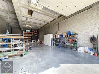 Beschikbare oppervlakte:   Unit G : 11,5m x 23m of 265m² AFWERKING:Betonnen constructie, NIEUWE gepolierde betonvloer, brandwerende scheidingswanden...
